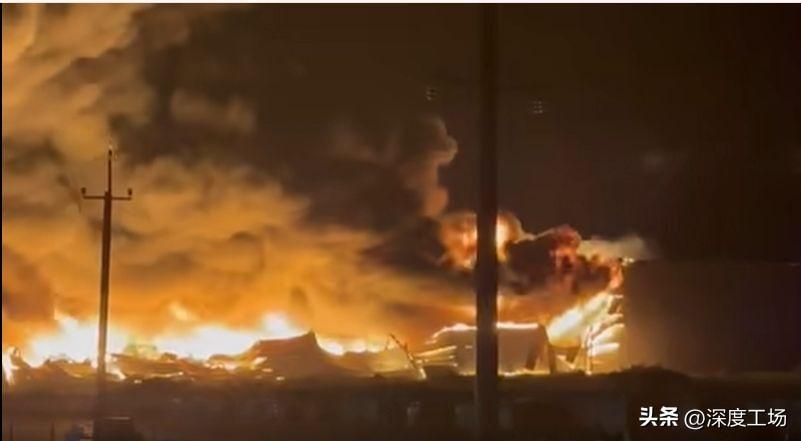 俄军导弹撕破夜空，整个基辅右岸地区爆发连绵数公里大火！烈焰啃噬厂房，乌克兰大批工