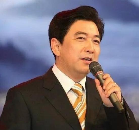 2007年，水均益的妻子意外瘫痪，他毫不犹豫选择和妻子离婚，女儿哭着恳求：爸爸，