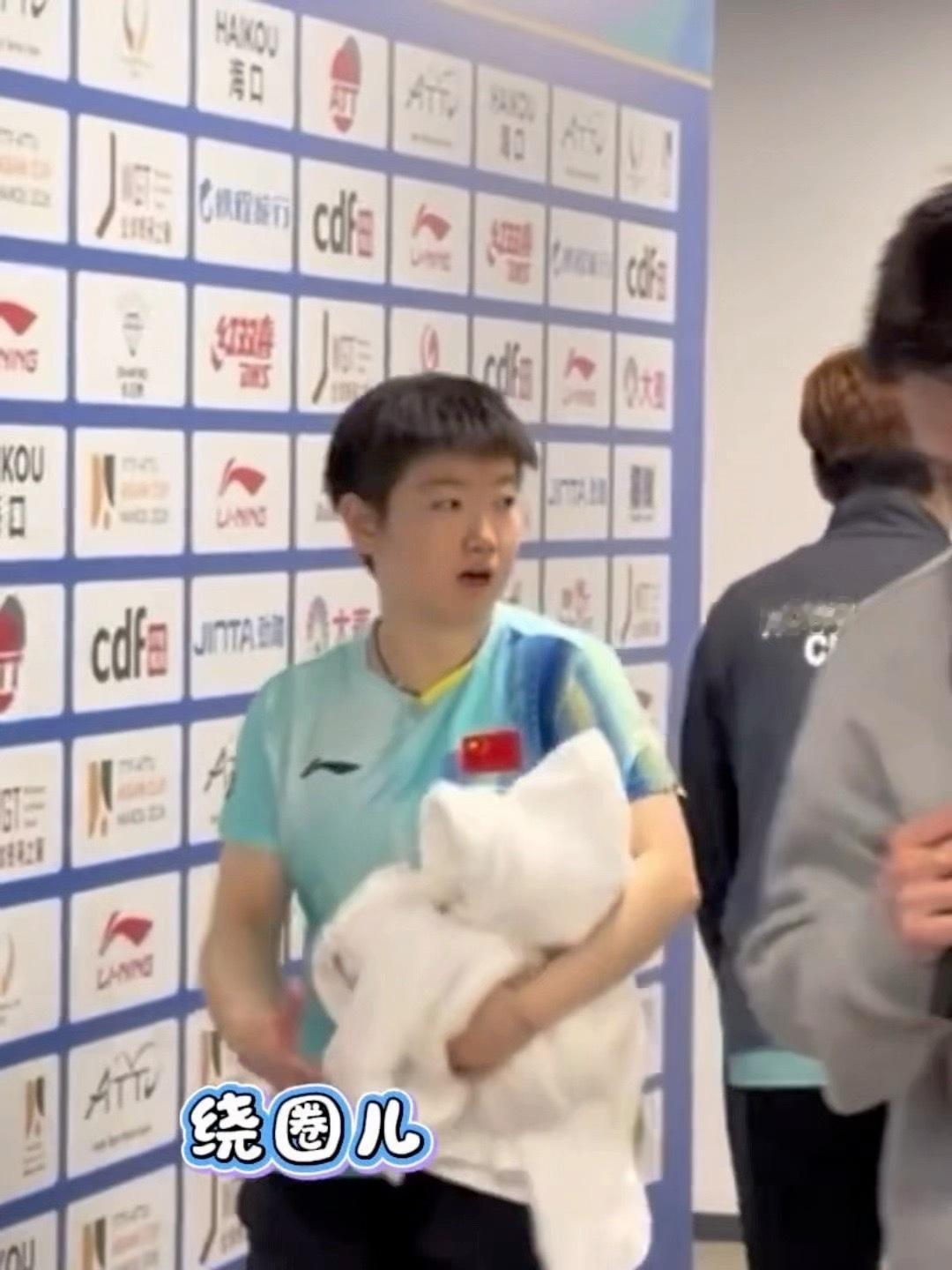 抱着毛巾来采访的乖乖咪