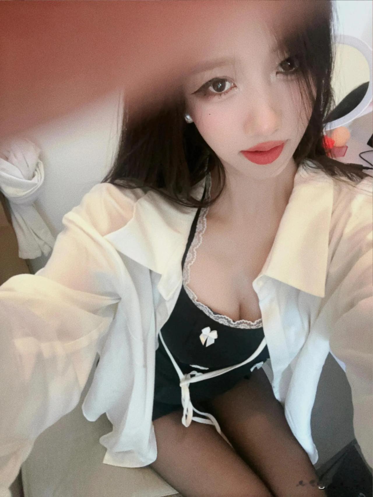 阳光明媚的一天，喝着奶茶，享受美好时光。🌞🍹😊#自然美女＃# #美女随拍集