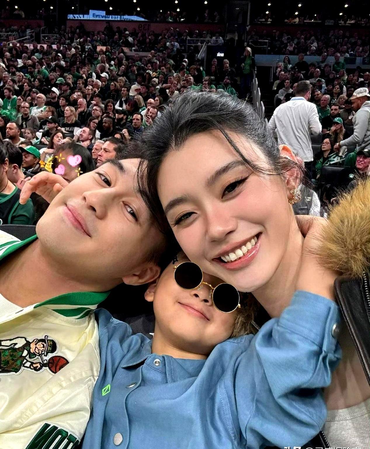 奚梦瑶把豪门过成了普通夫妻的日常。
 
何猷君在NBA全明星赛现场帮她拎包，两人