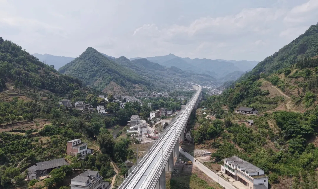 通行线·铁路【渝昆高铁川滇段无砟轨道施工完成】4月28日，随着最后一段无砟轨道道