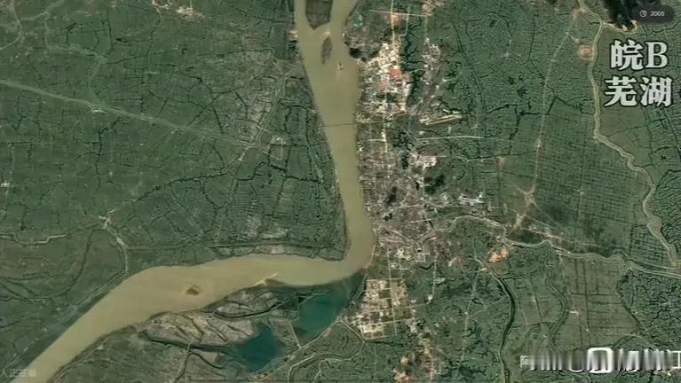 芜湖近20年的卫星图对比…
图一2005年，�图二2022年
�2005年的时候
