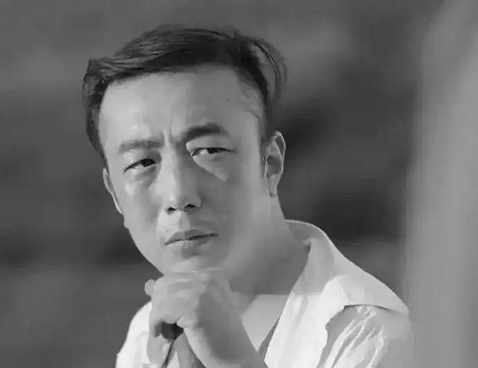 三十而立，四十而不惑的年龄，本是大展宏图时，看他的名字不太熟悉，但是看他的照片，