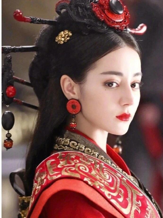 各花入各眼，不拉踩，自己喜欢就行！我最爱迪丽热巴这套！ ​​​