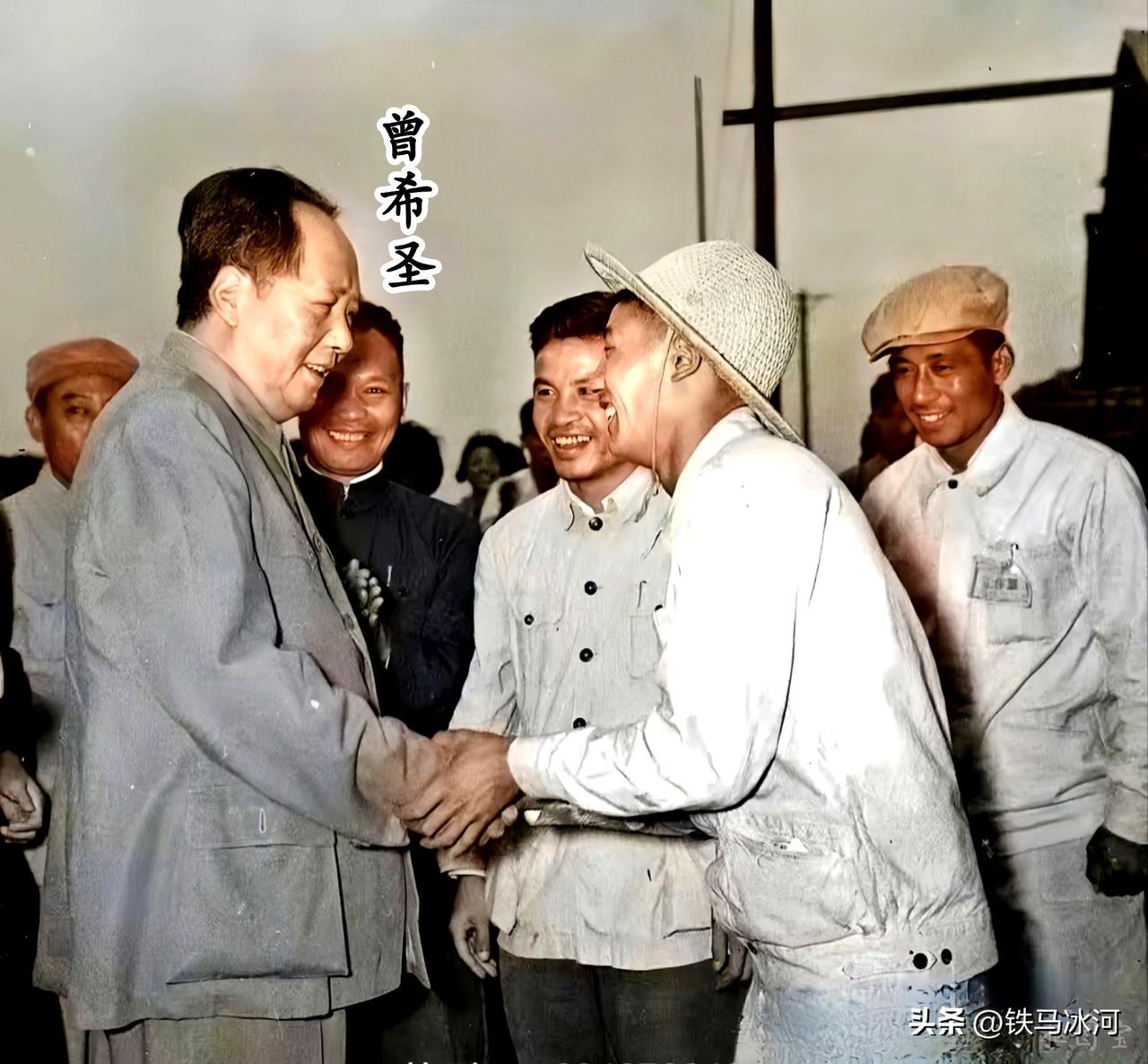 🍁1958年初秋，合肥钢铁厂车间里，和毛主席握手的年轻人叫陈先文，当时刚满20