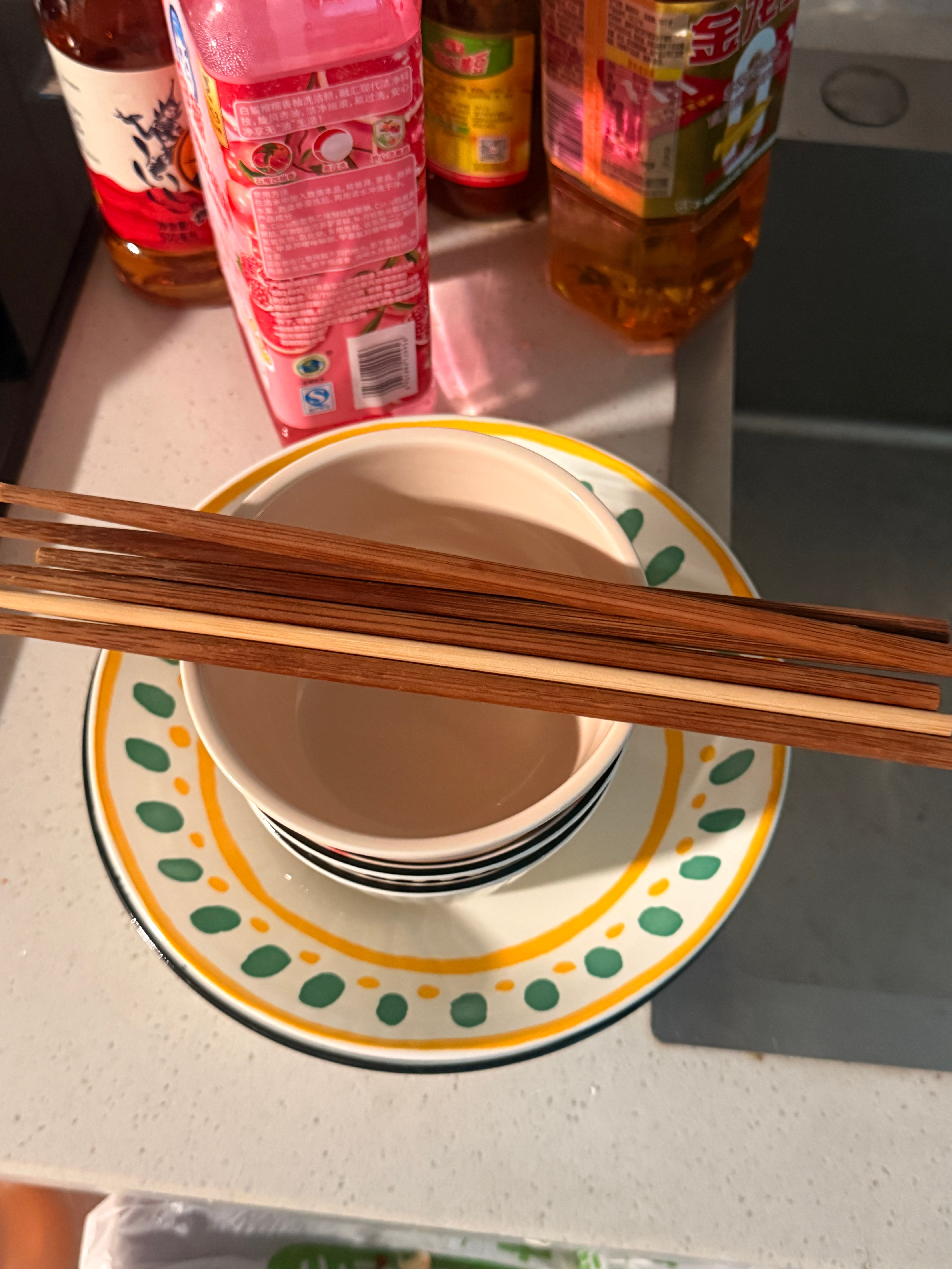 昨天晚上吃完饭太困了就自己回屋子睡觉了，一觉睡醒打算去洗碗收拾一下，结果都被su