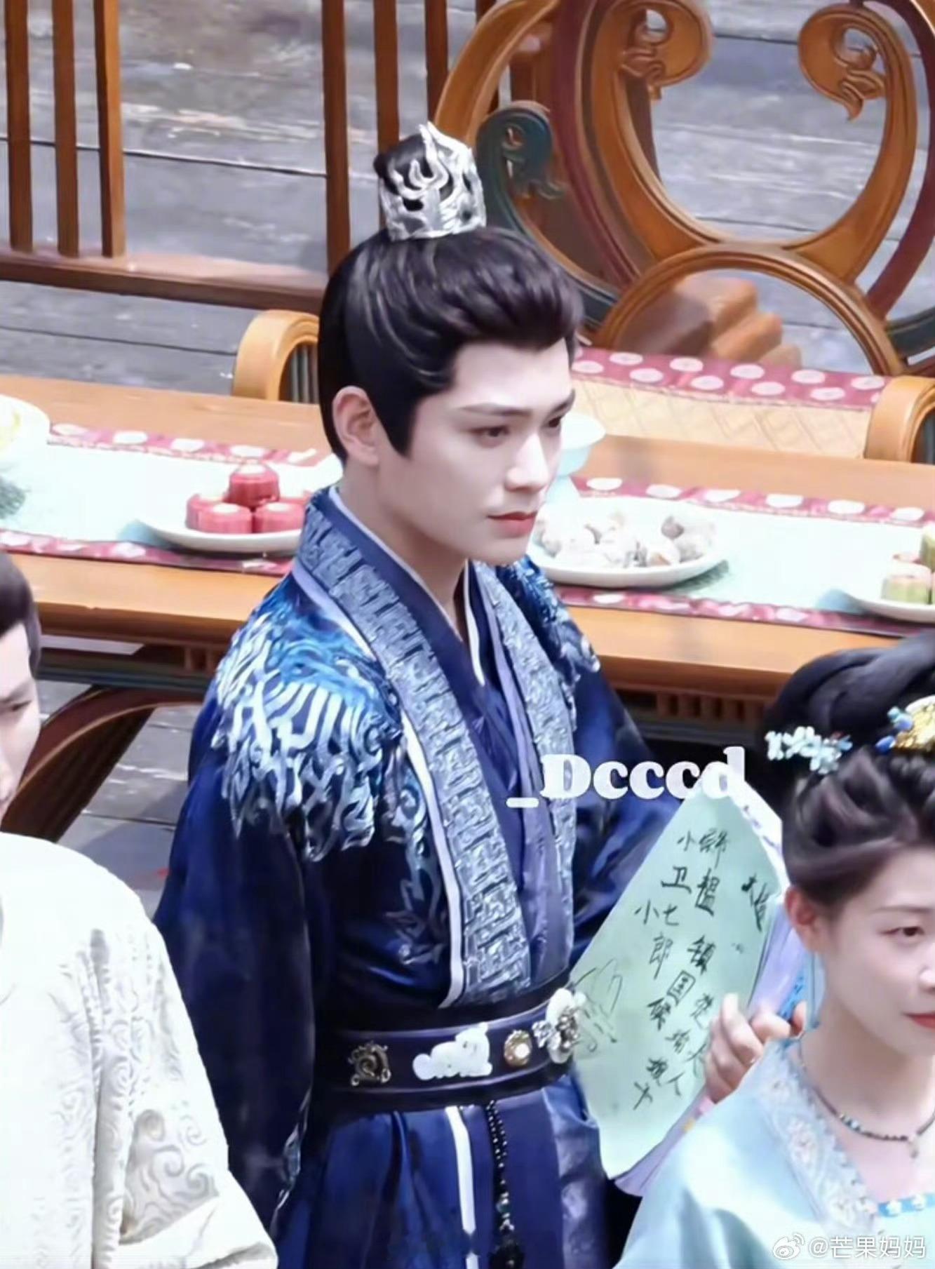 丁禹兮给剧本包书皮 丁禹兮给之前主演的电视剧《大理寺少卿游》的剧本包书皮，太可爱