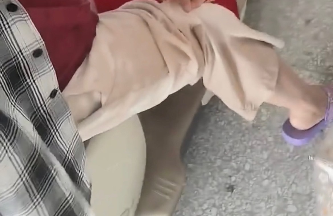 6月29日，网友反映：玉林容县女子一鸡档口被白色小车贱一身水。 玉林