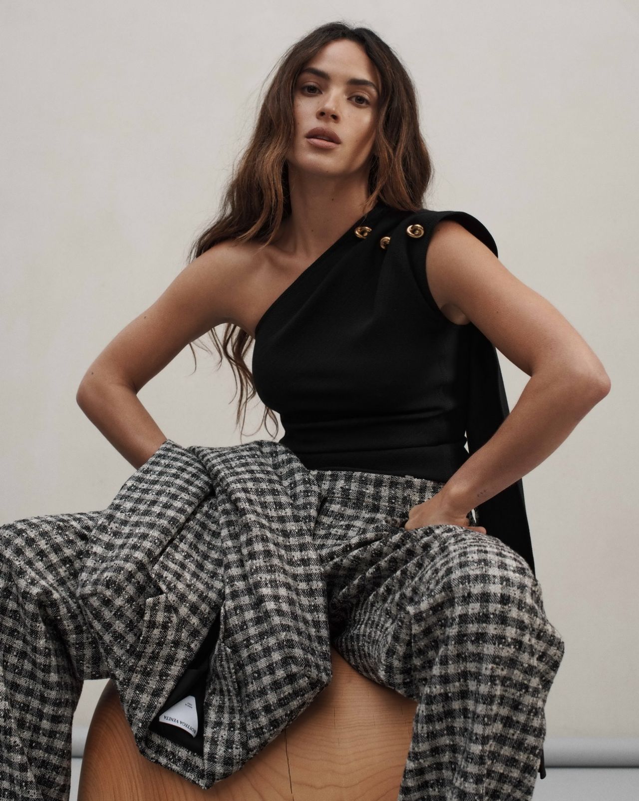 危地马拉女演员亚德里亚·霍纳（Adria Arjona） 在 Flaunt 杂志