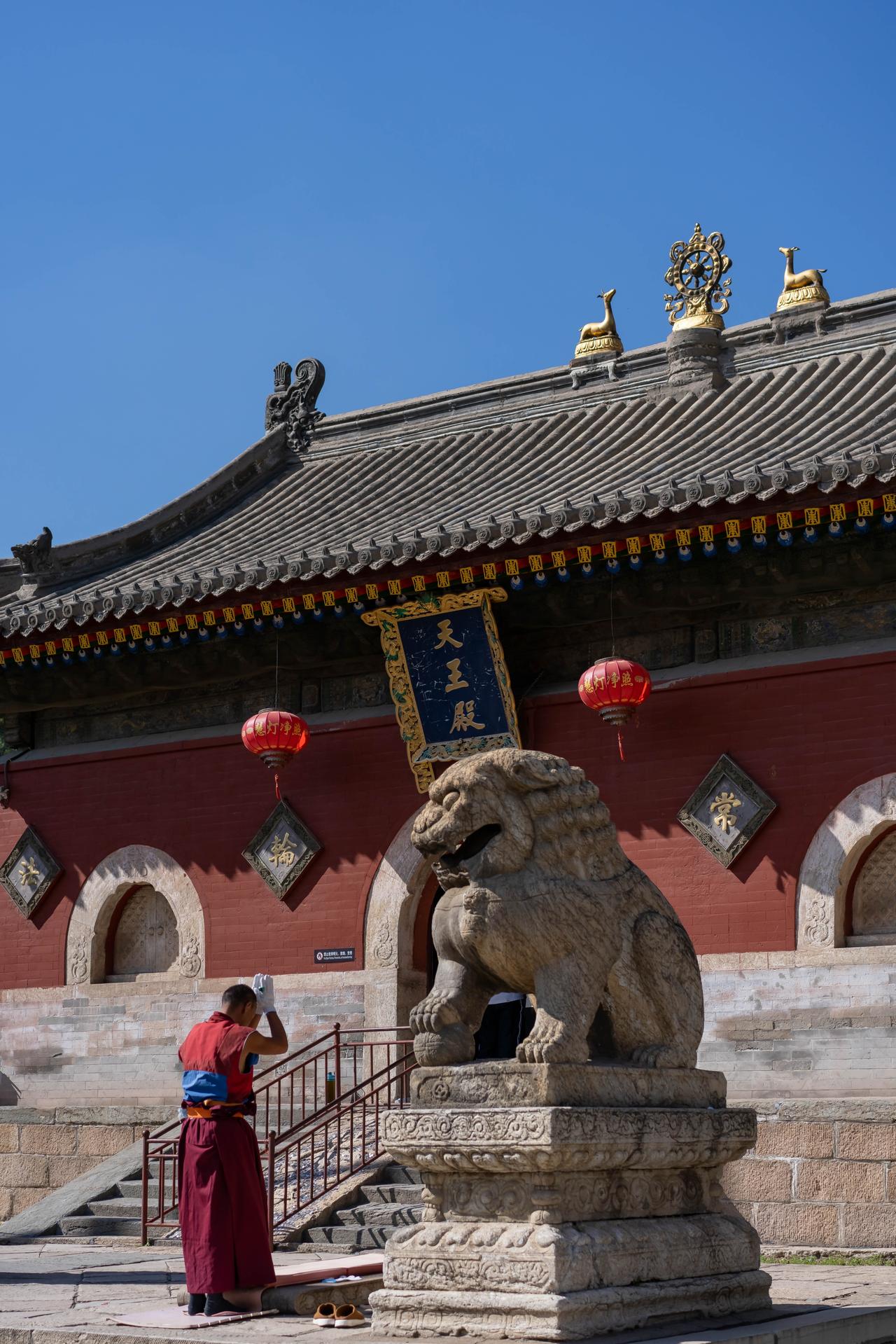 山西古建何其多，最多是寺庙，而五台山是寺院最集中的地方。
这里是佛教信众心里的四