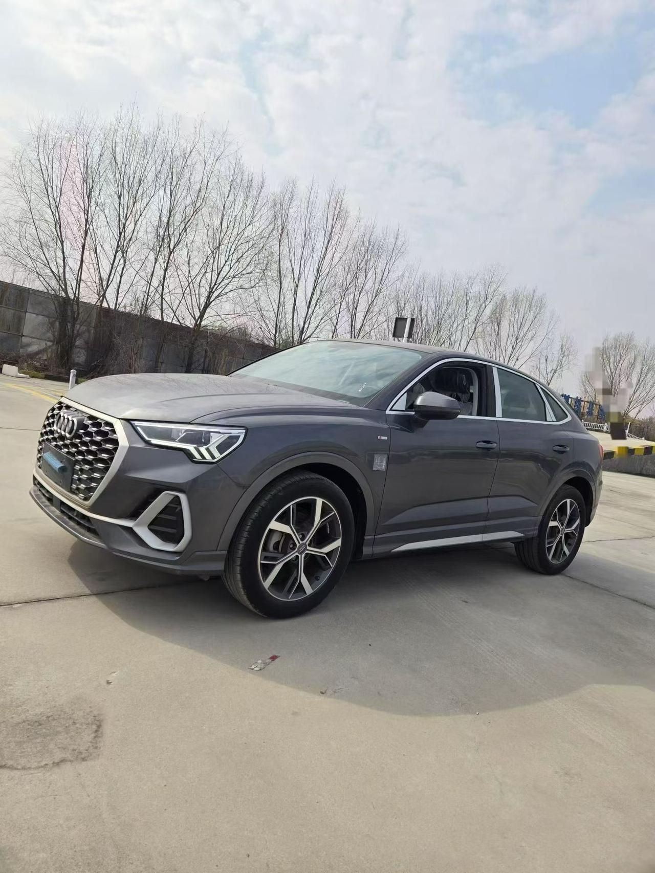 全新库存20款奥迪 Q3，指导价 301800， 排量 2.0T，公里数几十，上