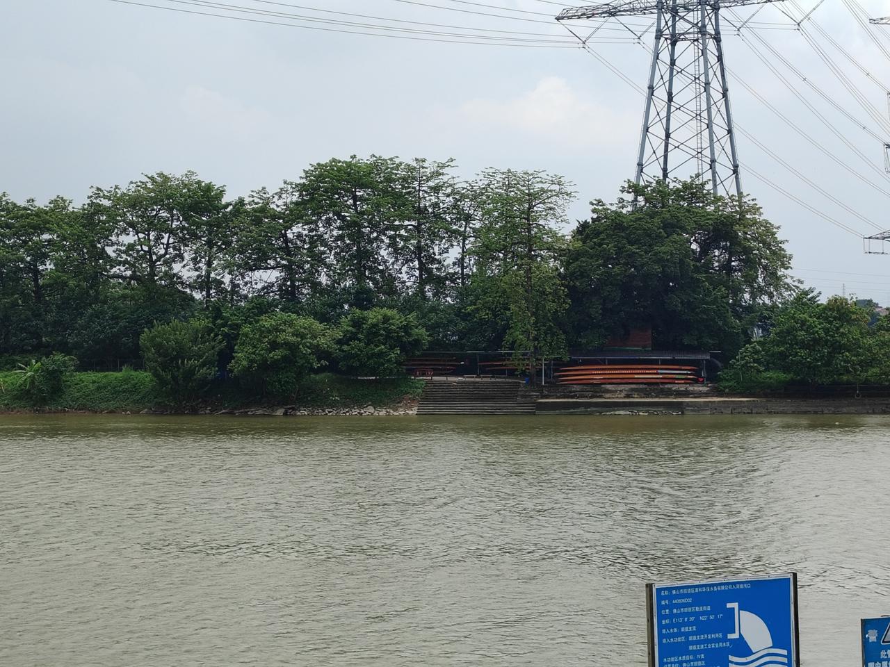 江河对岸放置了水乡人家最喜爱的娱乐工具→小龙舟！看清楚未？一只一只的叠起来，竟然