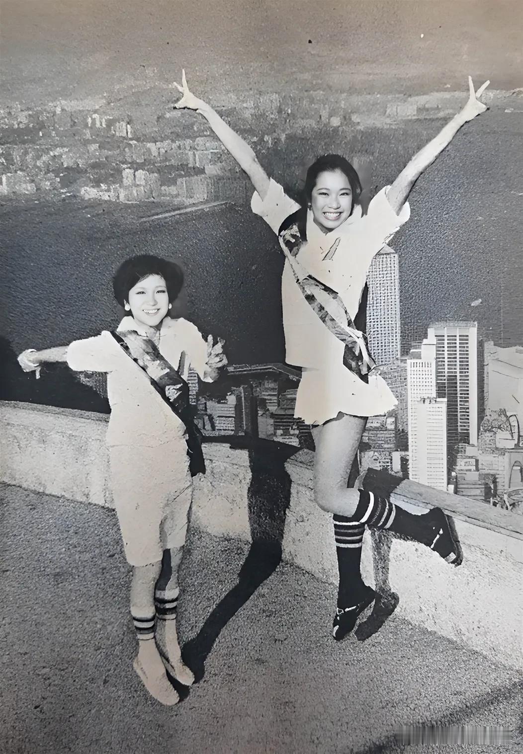 1978年的香港太平山，两位青春洋溢的少女，欢呼雀跃的合影。她们是港姐冠军朱玲玲
