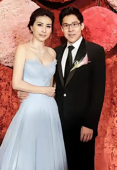 郭晶晶的婚姻，
常被外界视为一段佳话。
​此次香港灾情，其丈夫霍启刚代表家族捐款