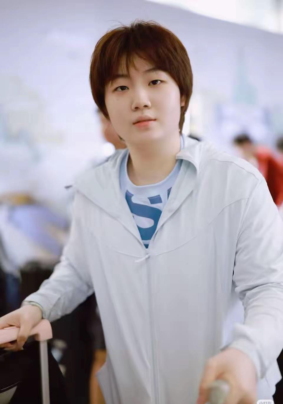 蒯曼瘦了！变得更加耐看了。

原计划成都封闭训练18天。不知什么原因提前一天结束