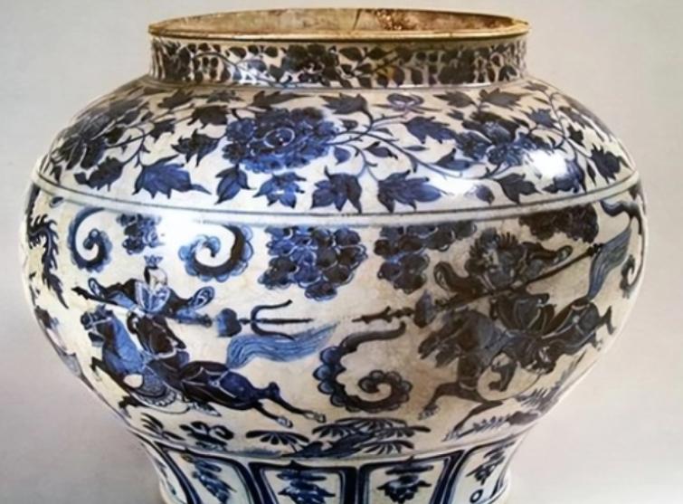 1980年，广西横县，施工队挖出一个“骨灰罐”，觉得太晦气，便把它扔了，后来被一