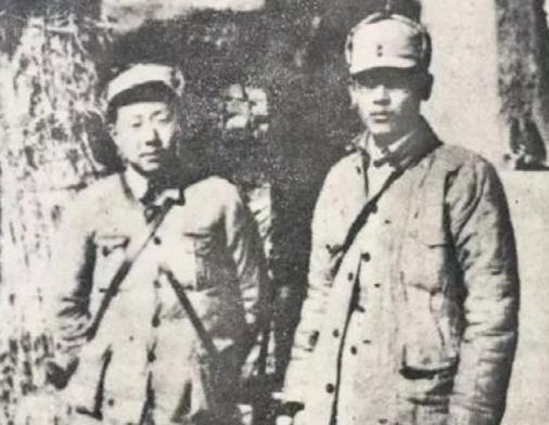 1938年2月，临沂八路军营区里，营长李国麟用枪对着刘春：“刘教导员，还把我当傻