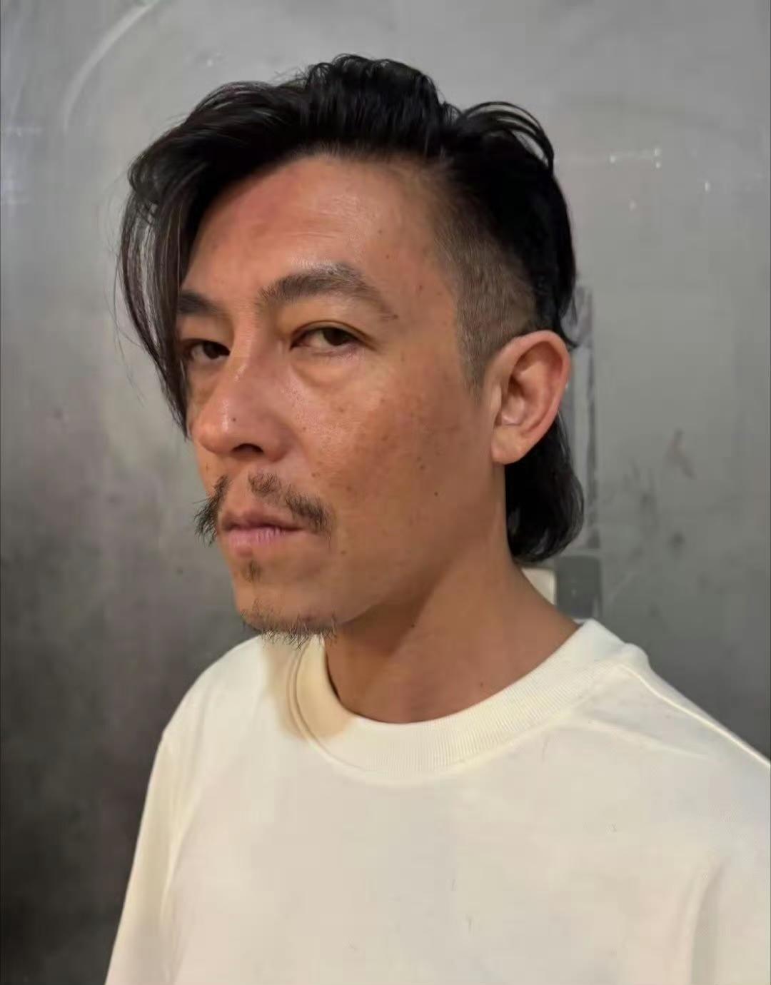 哎我去，陈冠希这是彻底放弃自己了吗？！

哎，到底经历了什么，邋遢成这个样子，虽
