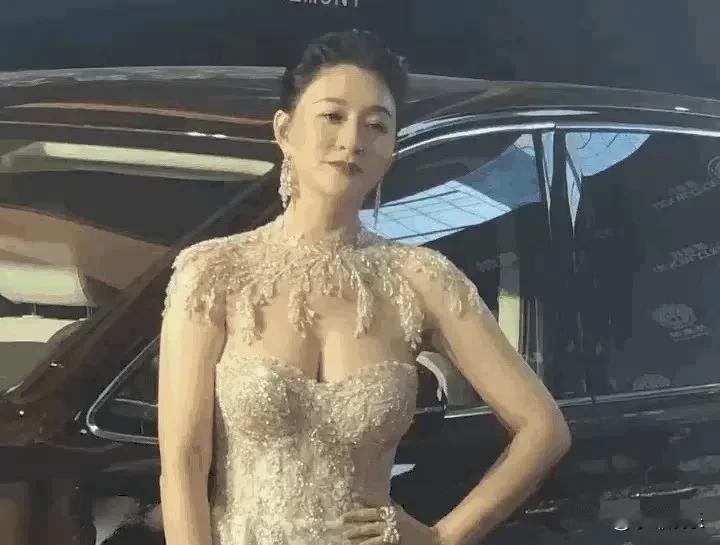 李小冉确实漂亮，怪不得如此自信。她的老公把她当宝一样宠爱，随便给她花7亿随便作。