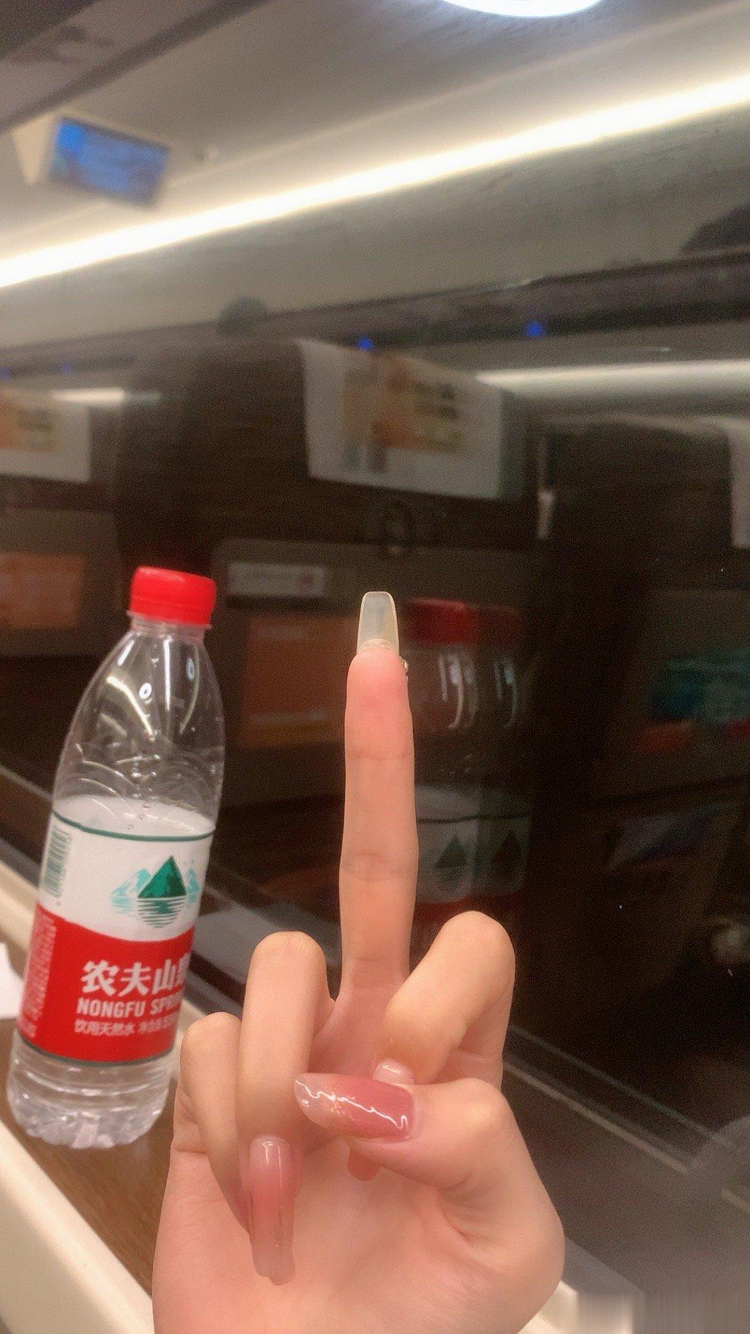 好怪啊，高铁上越丑的孩子越爱闹腾，一家子爷爷奶奶爸妈都惯着丑宝一起大声叭叭玩耍…