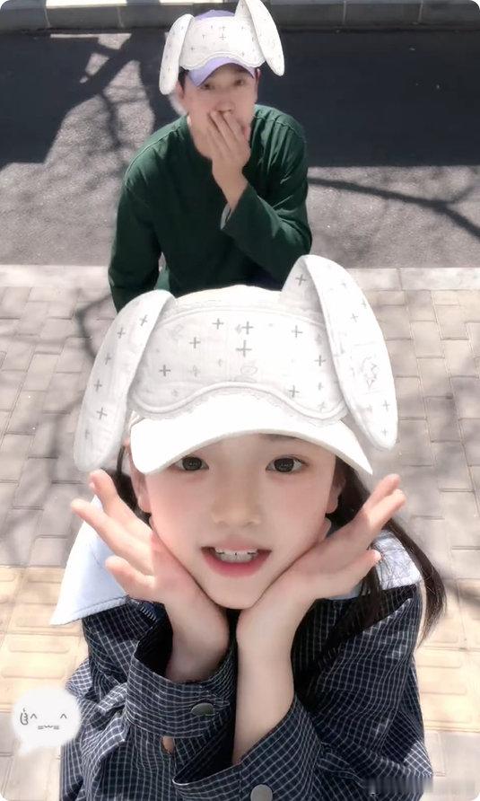 小酒窝和高云翔合拍手势舞 高云翔蹲在小酒窝后面拍手势舞小酒窝和爸爸合拍手势舞也太