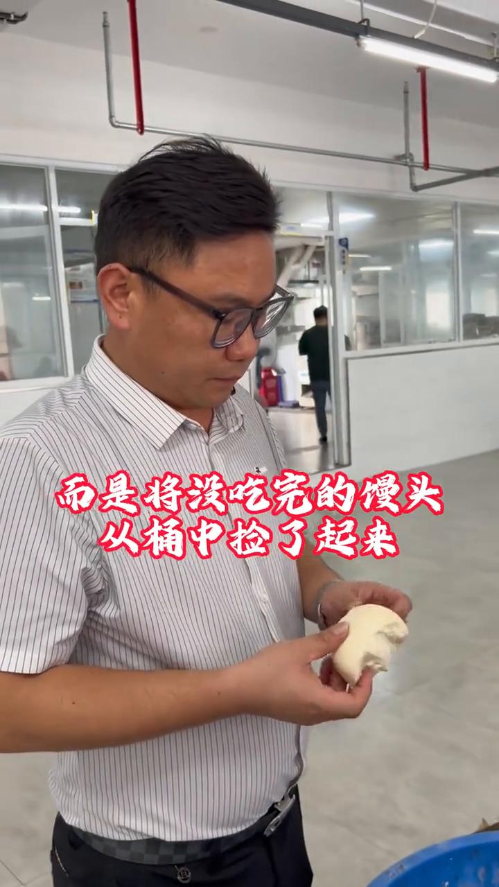 身教胜于万千言语说教。
干什么？
学生吃完饭后去倒没吃完的饭菜，主任看到学生把粮