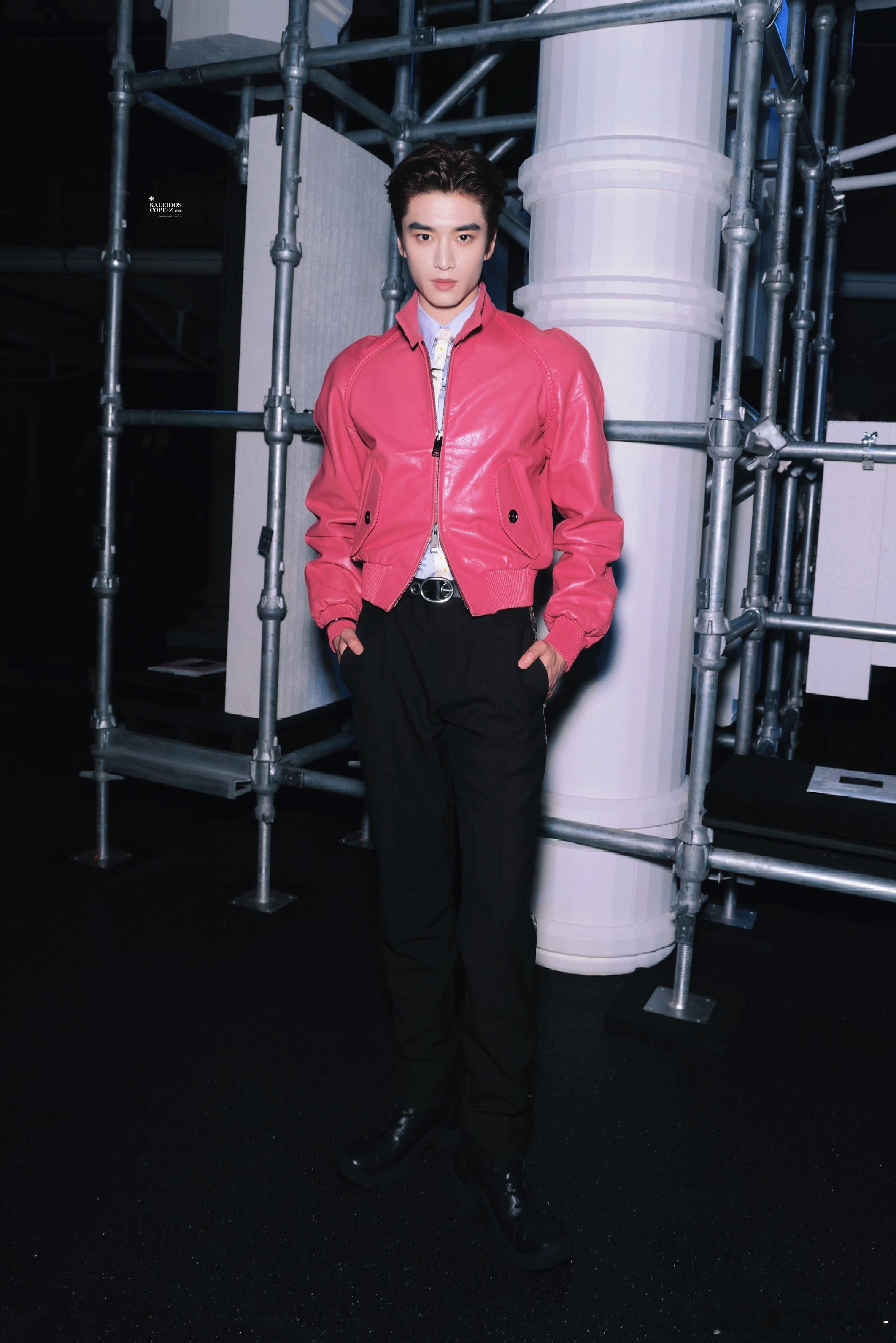 张康乐粉皮衣造型 我说张康乐浓颜系帅哥，你说帅！帅帅帅！伦敦时装周