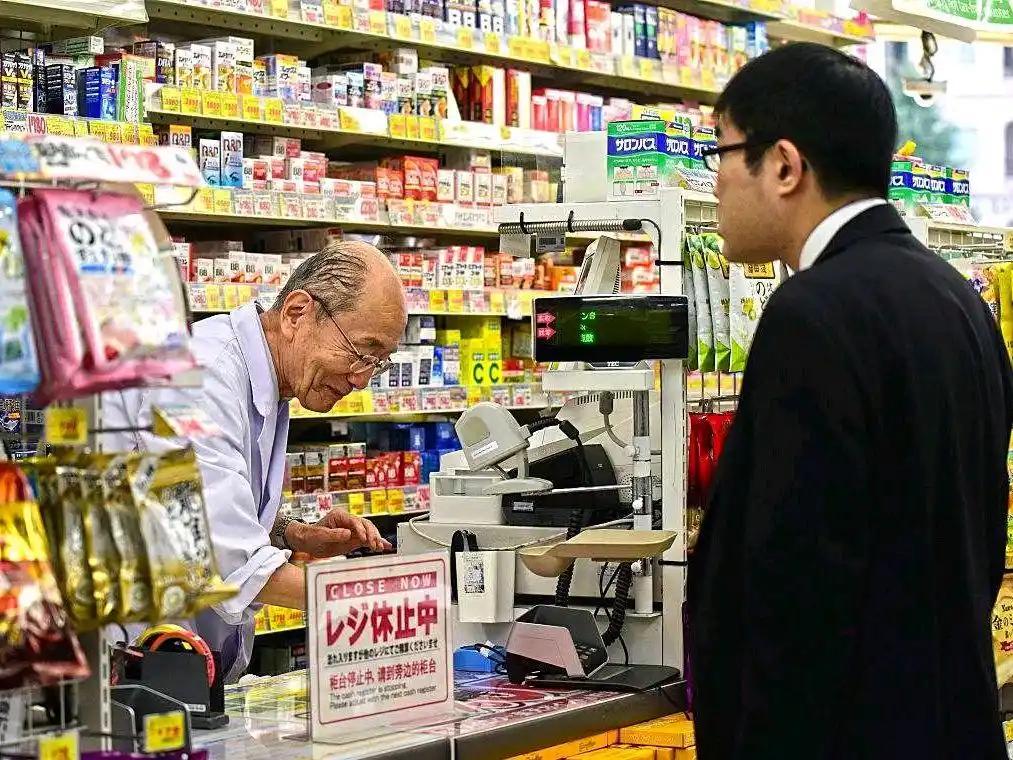 为何日本便利店能“24小时治愈打工人”，而中国社区小店却“只想赚快钱”？对比两种