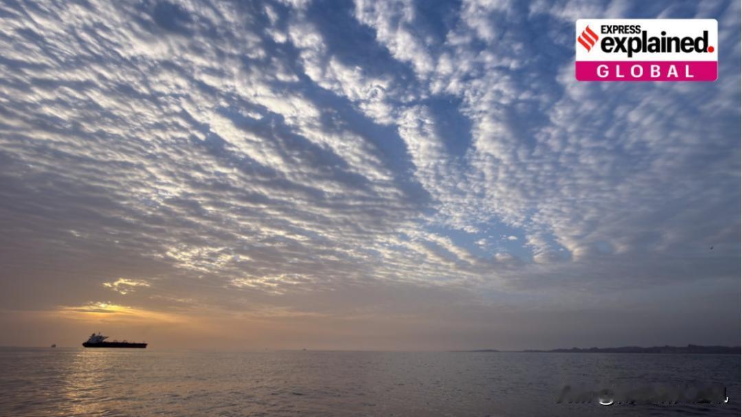 《印度斯坦时报》《印度快报》4月22日、23日报道，伊朗军方在霍尔木兹海峡拦截两