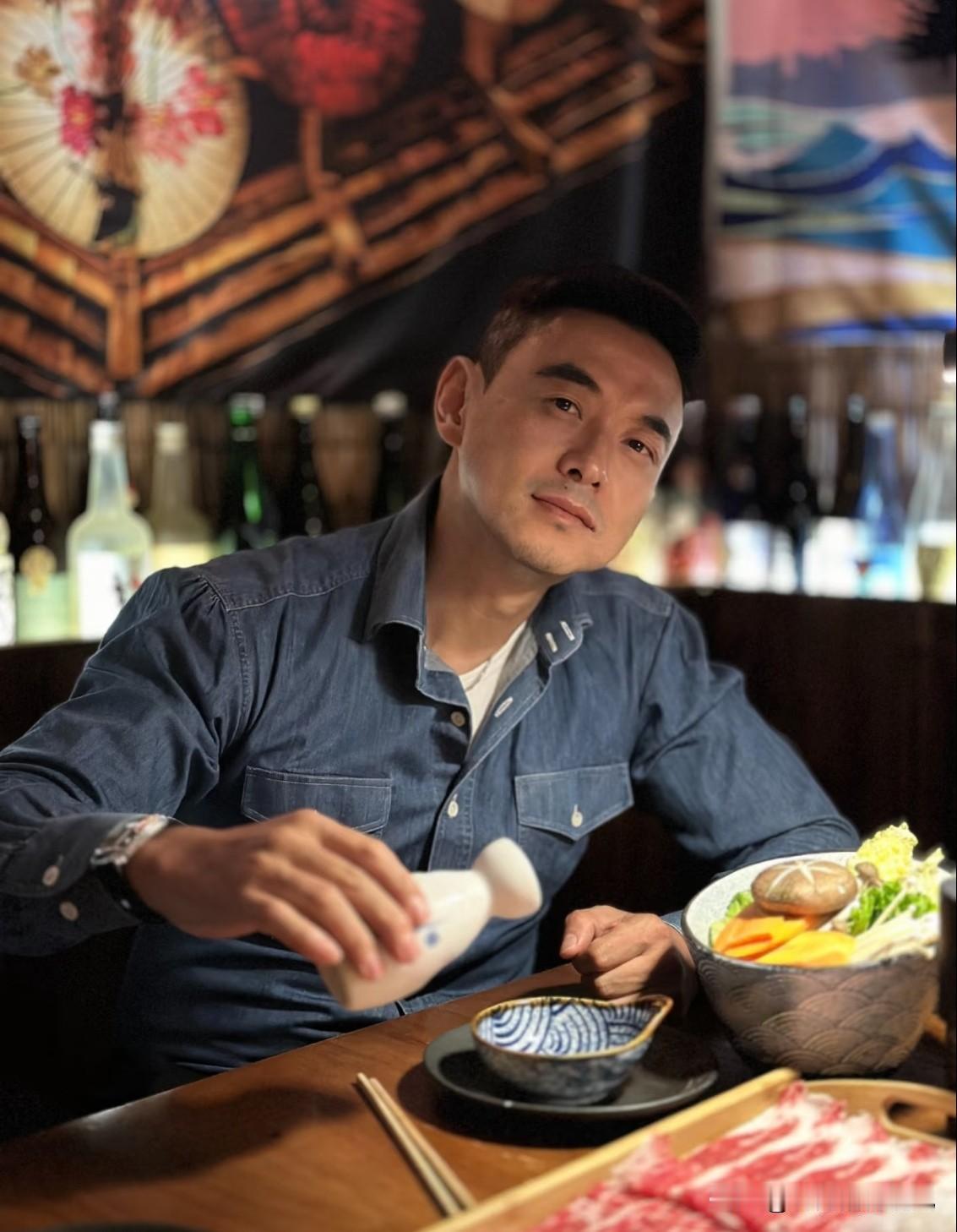 男人的成熟稳重,到底是什么?
我觉得啊，男人的成熟稳重，真不是看他多大年纪，或者