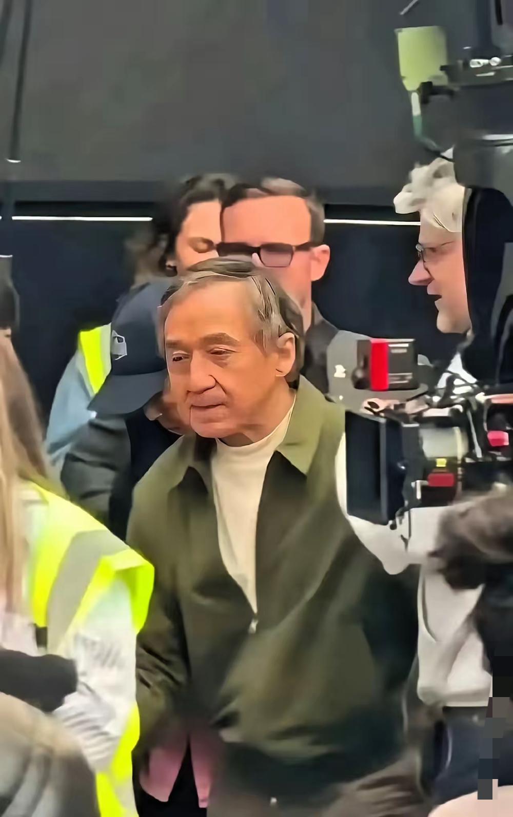 成龙大哥这辈子，怕是要栽在“天伦之乐”这四个字上了！论名气享誉全球，论财富盆满钵