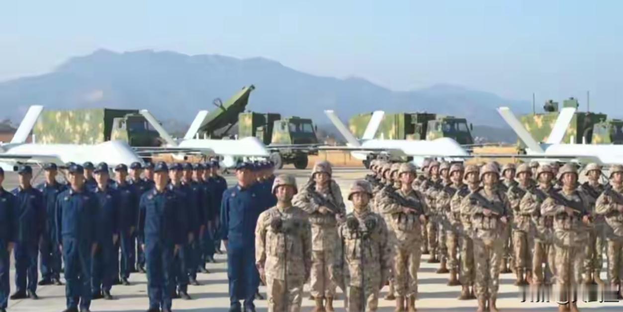 马年新春，解放军三军硬核拜年！上的全是硬菜，新装备，新武器让人目不暇接。先进的武