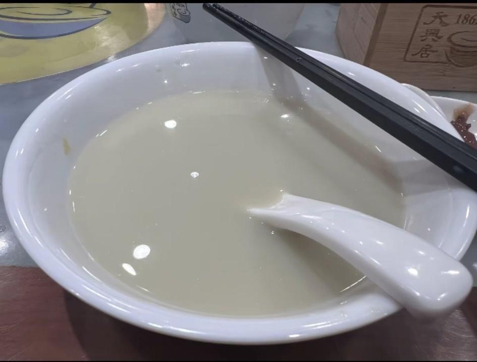 第一次去北京的时候，点了一碗。老板看我是外地的，只给我装了半碗，当时我还有点不高