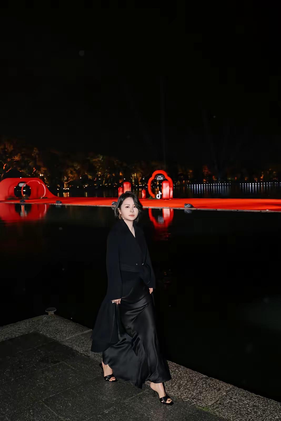 原谅我再回味一下.因为这一切来的太不容易解锁红人西湖大秀阵容红人之夜神级走秀变装