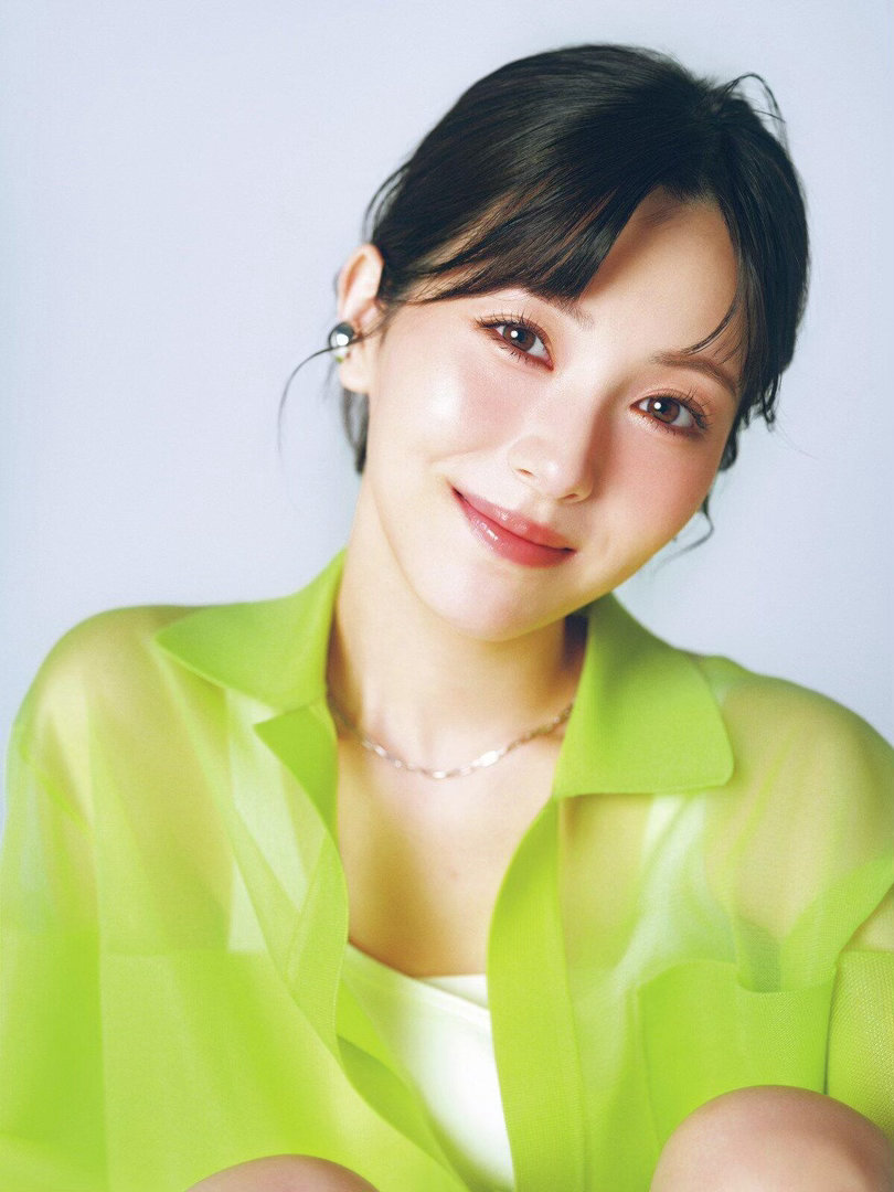 银幕闲话 好漂亮滨边美波近期登上了《美的》4月刊封面