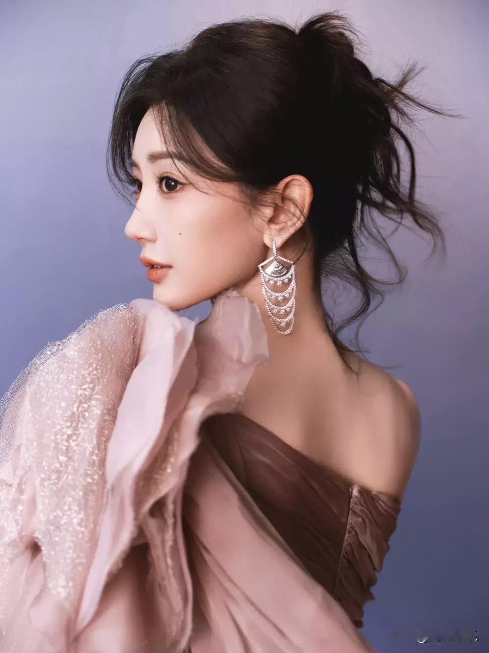 20 日毛晓彤参加活动的造型美照释出，照片里她的美貌和气质简直让人挪不开眼。一袭