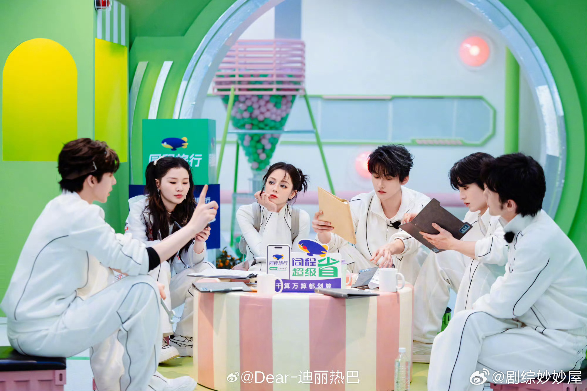  白宇和迪丽热巴人没到，礼物先备好。刘宇宁说热巴录节目时，小包里总装着糖和零食分