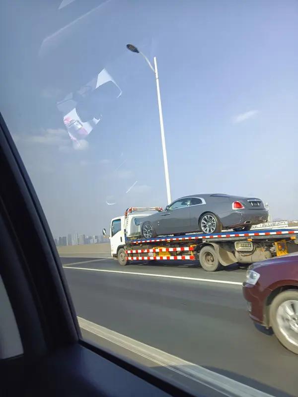 1月10日武汉高速，轿车高速上轮胎被扎，无奈呼叫车辆救援，救援车赶到后的报价让车