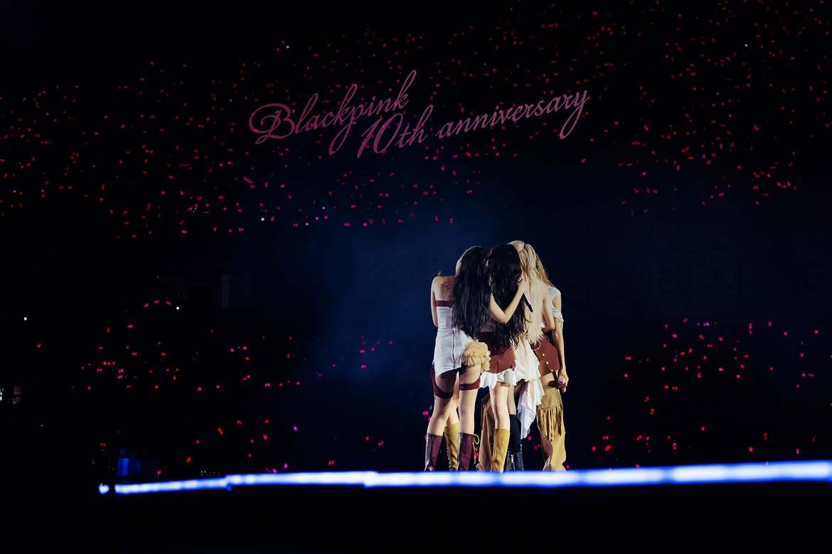 260807 Jisoo更新IG🐰“🖤 10th 🩷”十周年快乐😭 