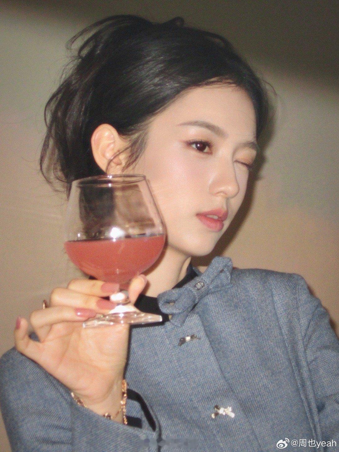 周也玉足好美啊 