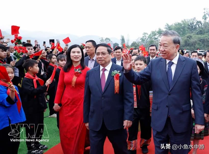 3月19日，越共中央总书记苏林、政府总理范明政出席2026年陆地边境乡九年一贯制