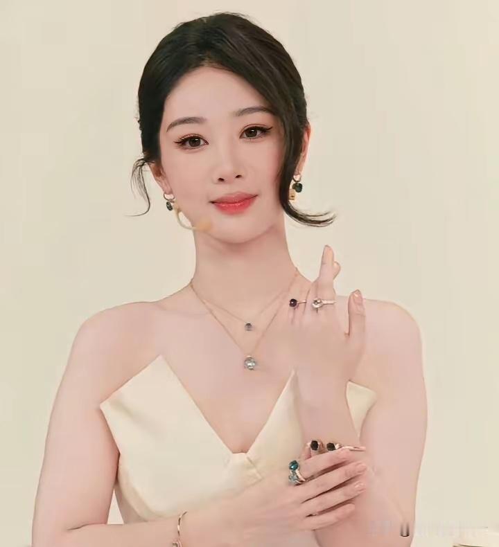 同样是珠宝活动，迪丽热巴和杨紫两位90后视后谁秒了？ 