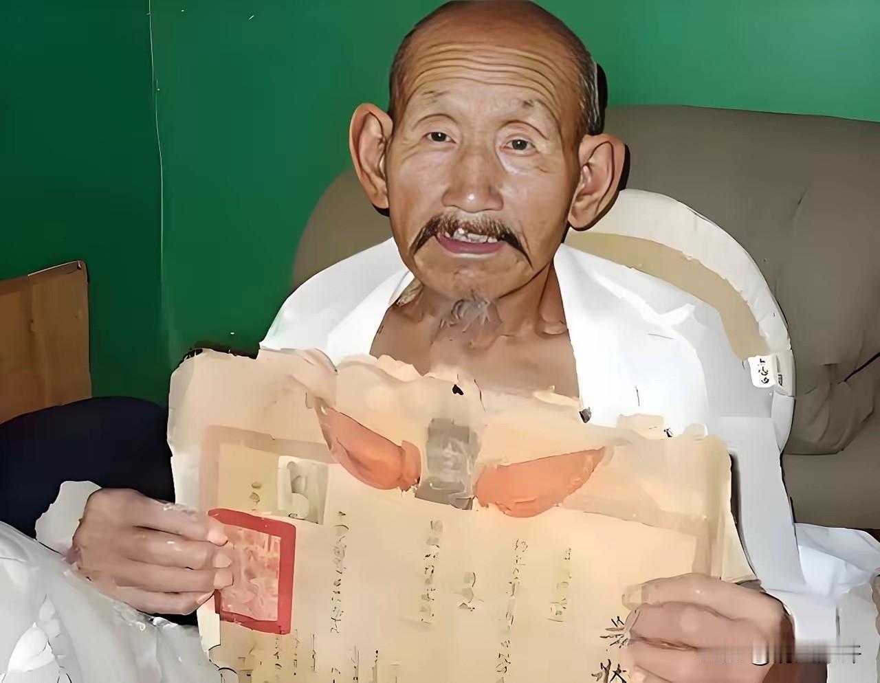 1994年，河南73岁老农卢文焕欠债不还，法院人员上门时，他害怕的躲了起来，让人