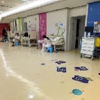南京儿童医院的走廊上，因为病房人满，没办法只能在走廊通道加床的病患和家长们，看到