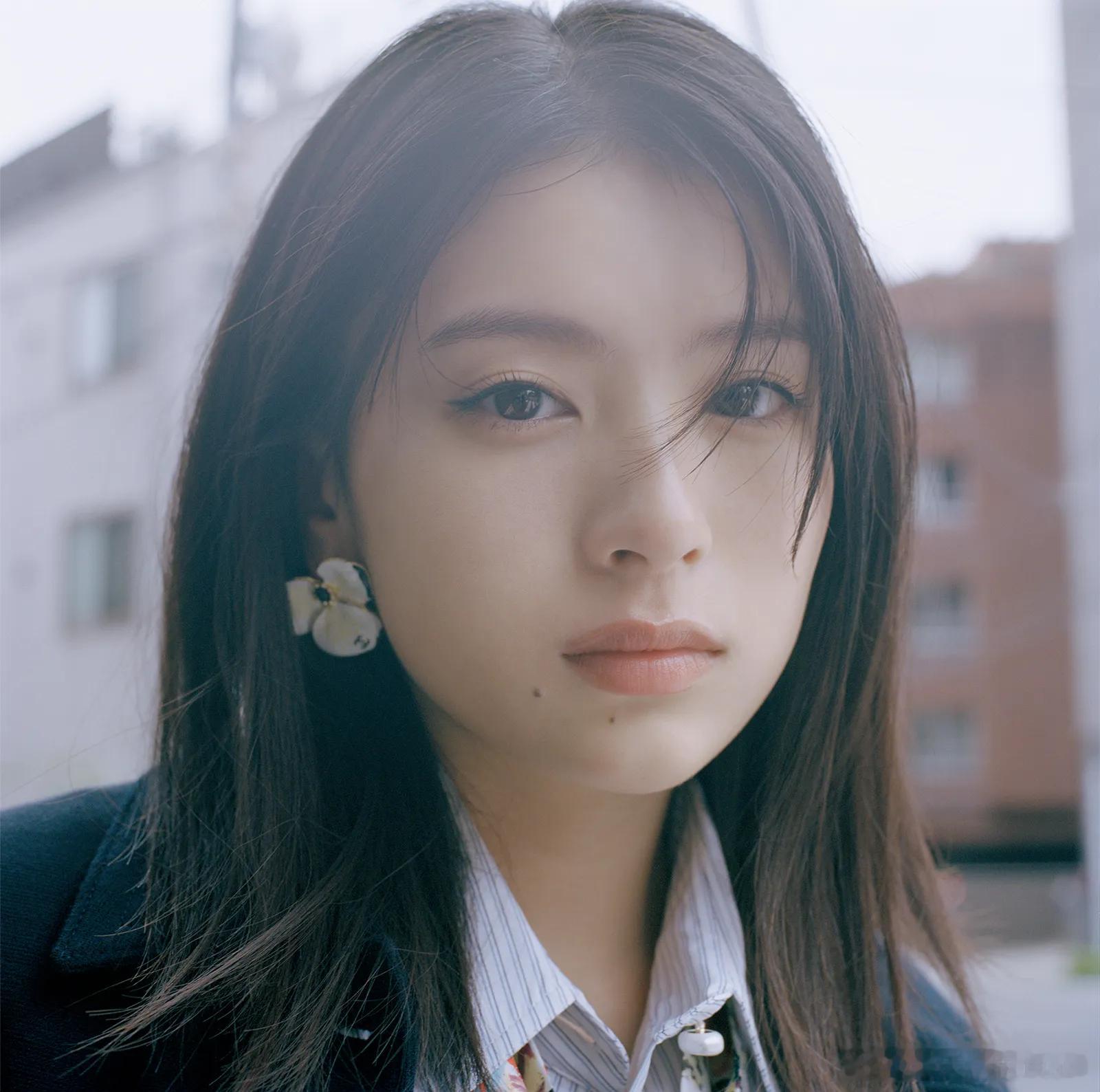 《蓦然回首》真人版两位主演出口夏希和莳田彩珠为Vogue日本版拍摄的照片 两个人
