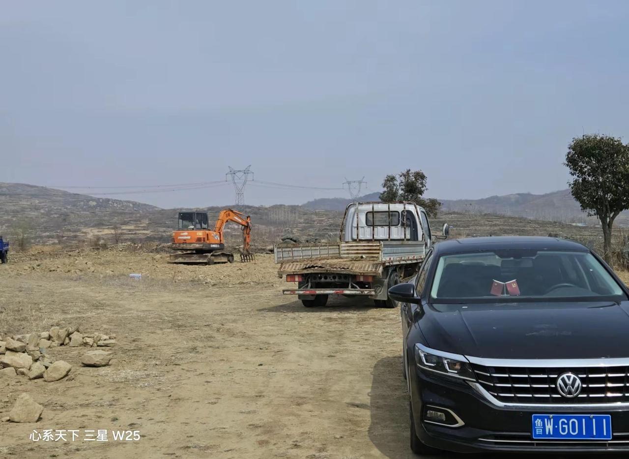 我拎着理想摇摇晃晃我翻过山岗贴贴撞撞挖掘机