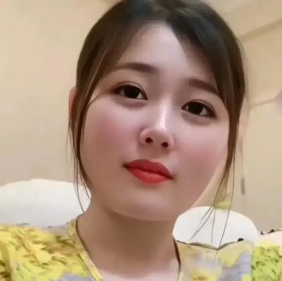 昨天丰满的大姨子来我家住，刚好我老婆出去买菜去了。她突然跑到我房间问我要不要运动