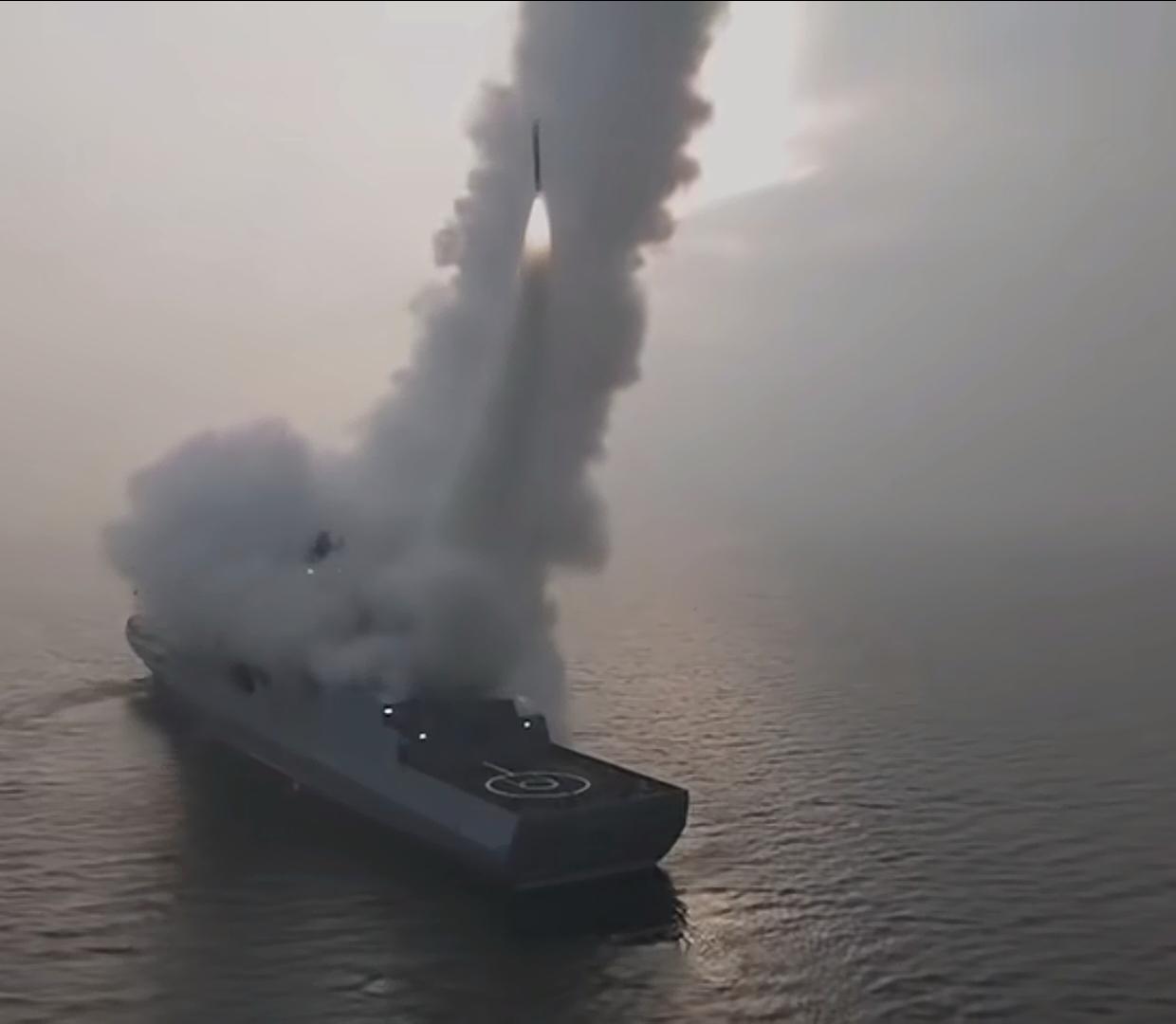 朝鲜的崔贤号驱逐舰，垂直发射巡航导弹。朝鲜这几年的军力似乎增长很快，去年还看到他