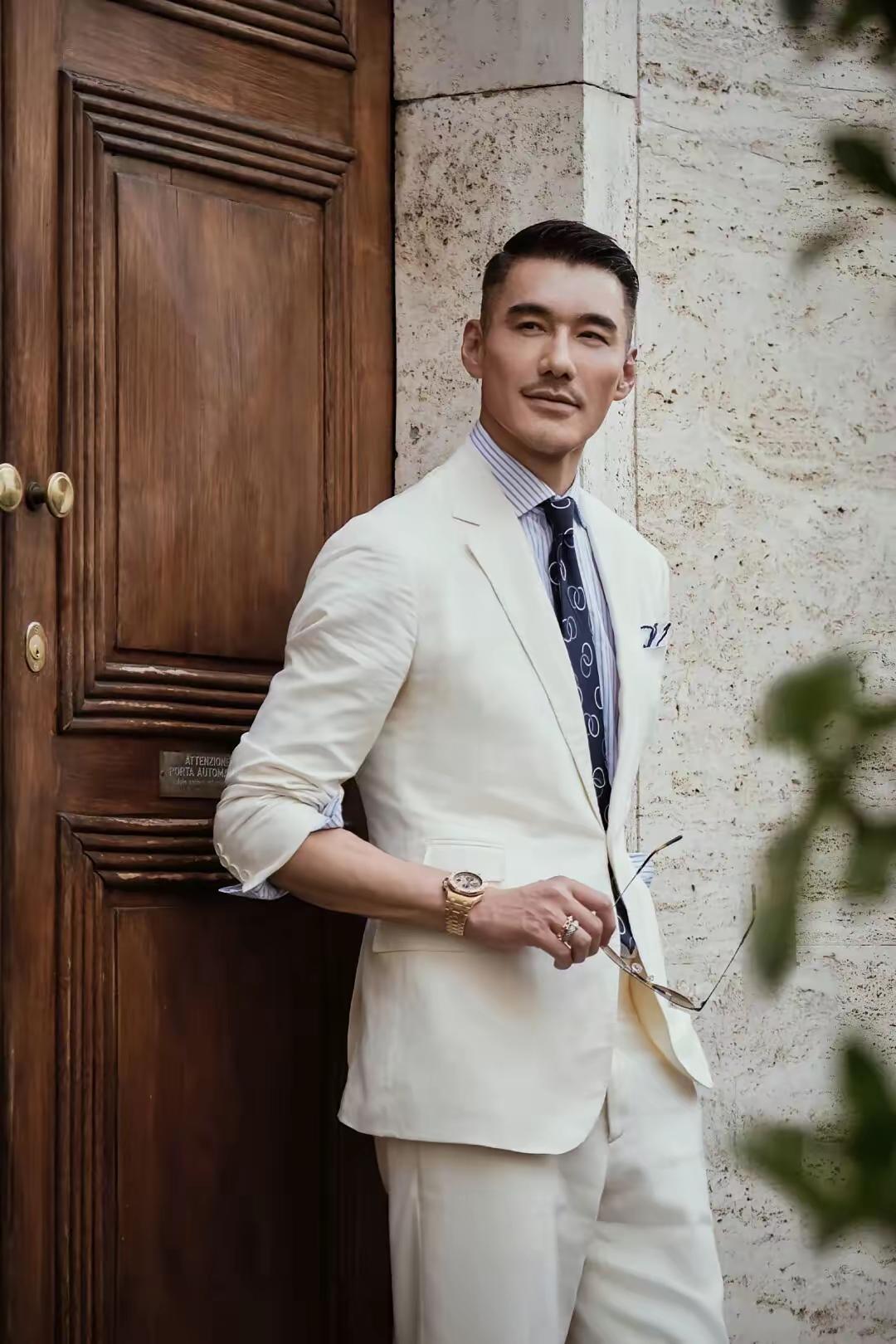 胡兵才是最精致的男人，你看他的脸精致到没有一点儿多余的肉肉，呈现给大家的永这都是